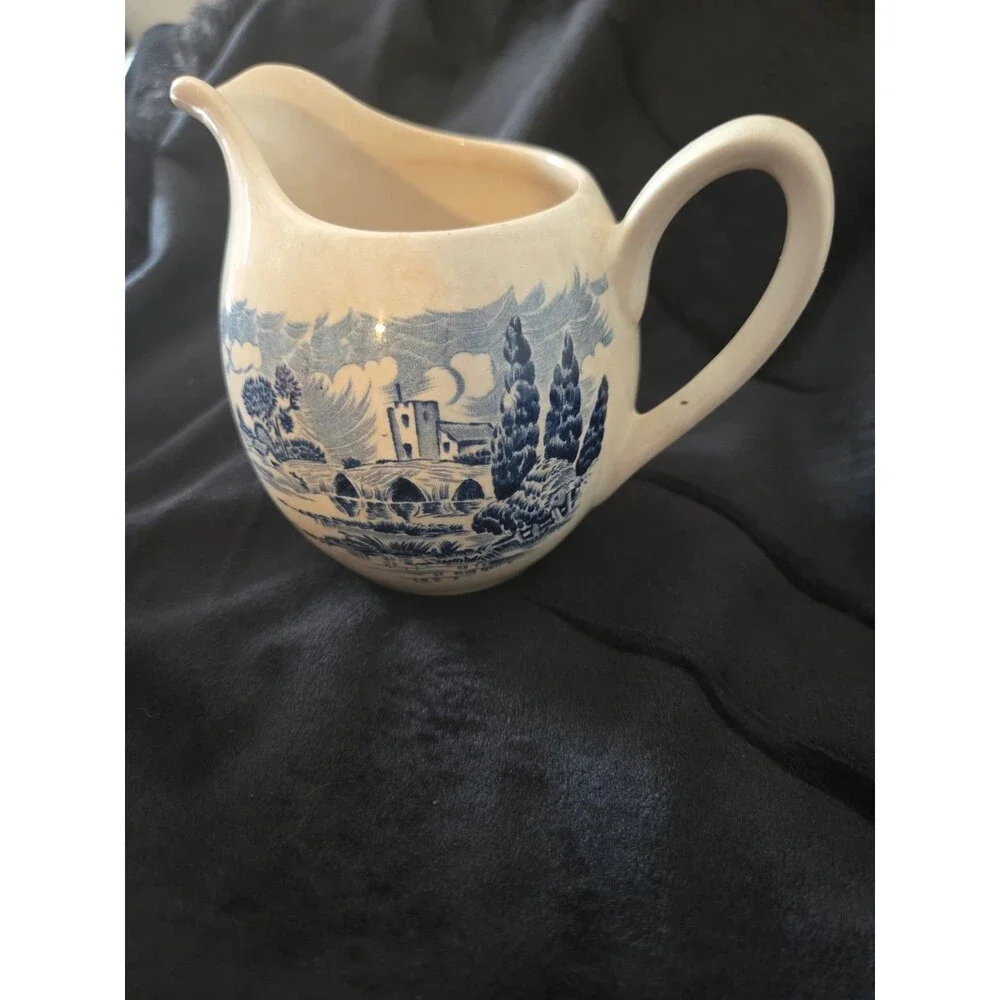 Enoch WEDGWOOD Creamer COUNTRYSIDE Blue & White made in ENGLAND